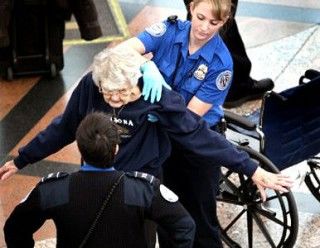 Anciana siendo revisada en el aeropuerto de EEUU. Foto: AFP