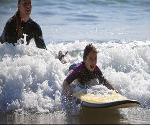 Niños surfeando