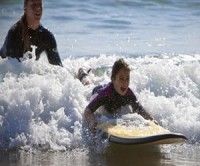 Niños surfeando