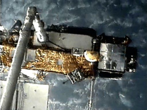 Esta imagen suministrada por la NASA muestra el satélite UARS acoplado al brazo robótico del transbordador espacial Discovery en 1991. La NASA estudia ahora dónde caerá el satélite en Tierra el jueves 22 de septiembre del 2011. Foto: AP/NASA
