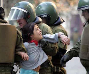 Violencia de carabineros contra estudiantes en Chile