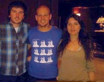 De izquierda a derecha, Giorgio, René (Residente) y Camila