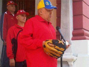 Chávez jugando softbol este 29 de octubre de 2011 con los Ministros