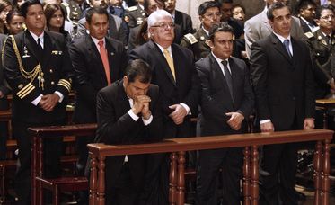 Rafael Correa asiste a la misa por la víctimas del golpe de Estado. Foto: Hoy.ec