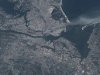 Una pluma de humo se eleva del área de Manhattan después que dos aviones chocaron contra las torres del Centro mundial del comercio. Esta foto fue tomada de Ciudad de Nueva York metropolitana (y otras partes de Nueva York así como Nueva Jersey) la mañana del 11 de septiembre de 2001. Foto: NASA