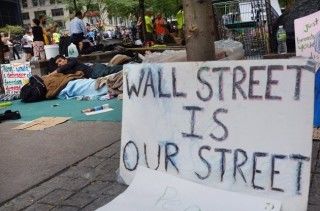 Un cartel que dice "Wall Street es nuestra calle" es visto cerca de un grupo de manifestantes acampados en las inmediaciones del distrito financiero, en Nueva York, el 26 de septiembre. (Spencer Platt/Getty Images)