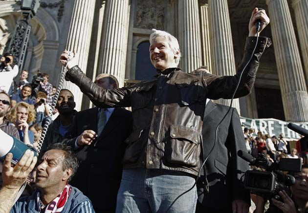Julian Assange con los indignados en Lodres Foto: REUTERS/Luke MacGregor 