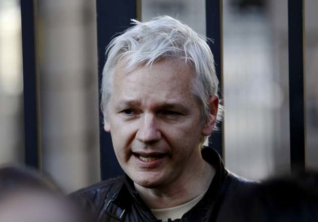 Julian Assange con los indignados en Lodres Foto: REUTERS/Luke MacGregor 