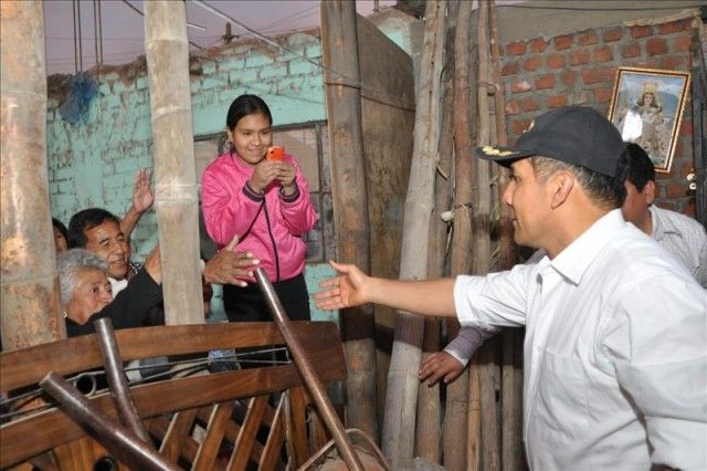 El presidente Ollanta Humala visita a los afectados por el terrremoto. Foto: EFE