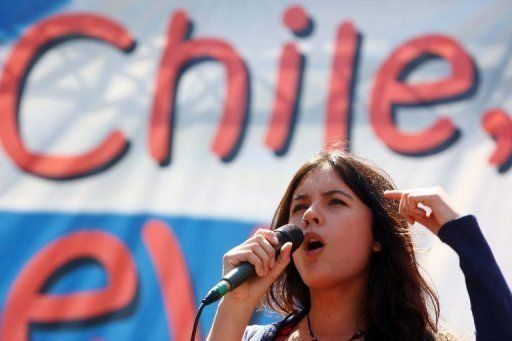 La líder estudiantil chilena Camila Vallejo se dirige a la multitud el segundo día de una protesta de 48 horas para presionar al gobiero de Sebastián Piñera. Los estudiantes piden una reforma de la educación chilena. Foto: AFP
