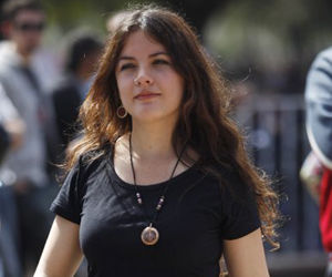 En esta foto tomada el 22 de septiembre del 2011, la líder estudiantil chilena Camila Vallejo camina después de participar en una manifestación en el centro de Santiago de Chile.  Foto:AP Foto/Roberto Candia