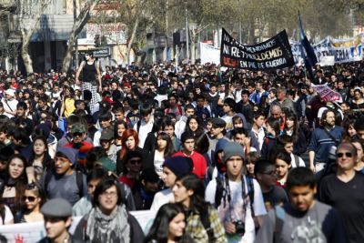 Estudiantes chilenos salen nuevamente a la calle