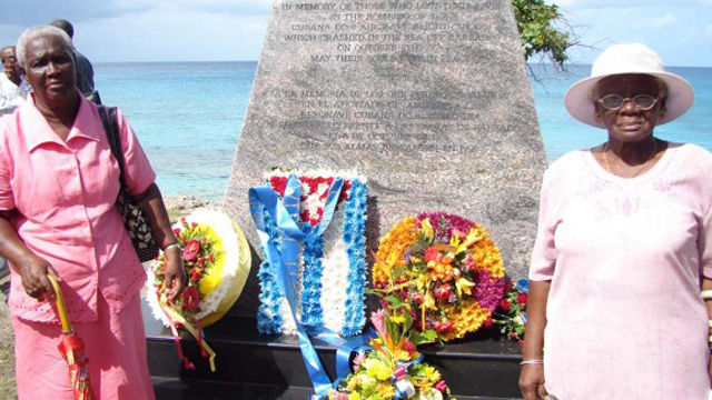 La necesidad de un juicio por este y otros crímenes cometidos por Posada Carriles también fue exigida desde Barbados, donde este 6 de octubre se recordó la fecha.Guardia de honor efectuada en el El monumento a las víctimas del crimen de Barbados.