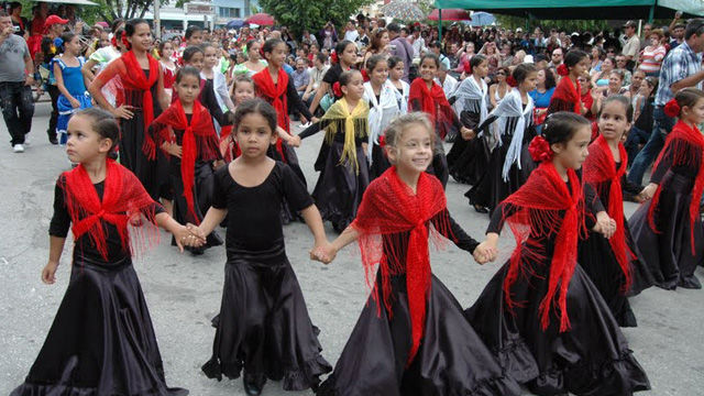 Dentro del amplio cúmulo de actividades auspiciadas por la Asociación Hermanos Saíz para apoyar la Música Cubana Alternativa, se destacó eventos como Las Romerías de Mayo. Desfile inaugural de las Romerías de 2011.