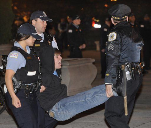 Un manifestante de "Ocupemos Chicago" es arrestado durante una protesta en Grant Park, Chicago, el domingo 23 de octubre de 2011. Foto: AP/Paul Beaty