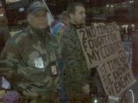 Marines con pancarta en defensa de los Indignados de Wall Street