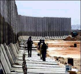 Muro con electricidad para acabar con la inmigración ilegal