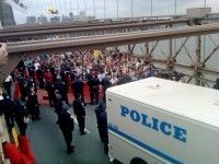 Policia detiene a manifestantes en el Puente de Brooklyn. Foto AP