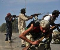 Rebeldes libios disparan. Foto: AFP