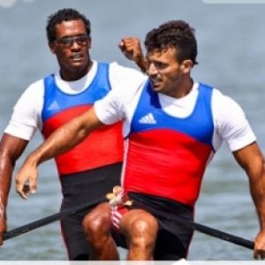 La canoa doble de los cubanos Karel Aguilar y Serguey Torres 