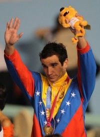 Albert Subirats, de Venezuela, festeja tras ganar el oro en los 100 metros mariposa de los Juegos Panamericanos en Guadalajara, México, el jueves 20 de octubre de 2011. Foto: AP/Silvia Izquierdo