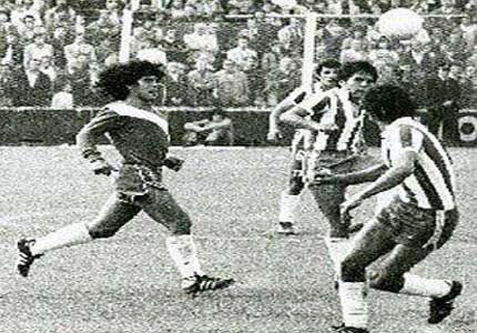 Documento histórico, en acción se ve al debutante Maradona jugando para Argentinos contra la “T” en Paternal… fue el 20 de octubre del ´76, una muy extensa y exitosa carrera daba inicio