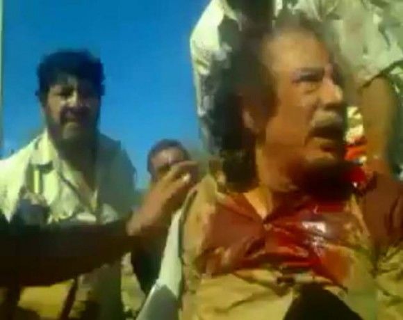 La imágen es parte del video que muestra los últimos minutos de vida del exlíder libio, Muamar Gadafi, quien fue capturado por los rebeldes que le dieron muerte, el día de ayer. Foto: Reuters