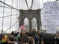 Indignados en Nueva York toman el puente de Brooklyn. Foto: AP