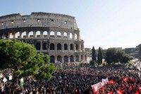Manifestantes apoyan el movimiento de los ‘indignados’ desde el Coliseo romano, para gritar su repudio contra la banca y las finanzas en Roma. Foto: REUTERS/Stefano Rellandini