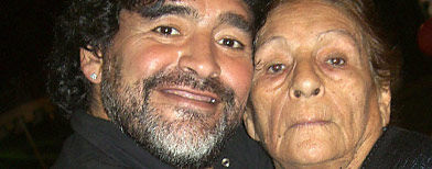 Diego Armando Maradona junto a su madre. Foto: Infobae