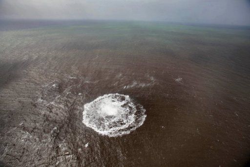 Una mancha marrón y verde, con burbujas saliendo en el centro, en el lugar de la erupción volcánica submarina que tiene lugar desde hace meses cerca de El Hierro, el 17 de octubre pasado. AFP