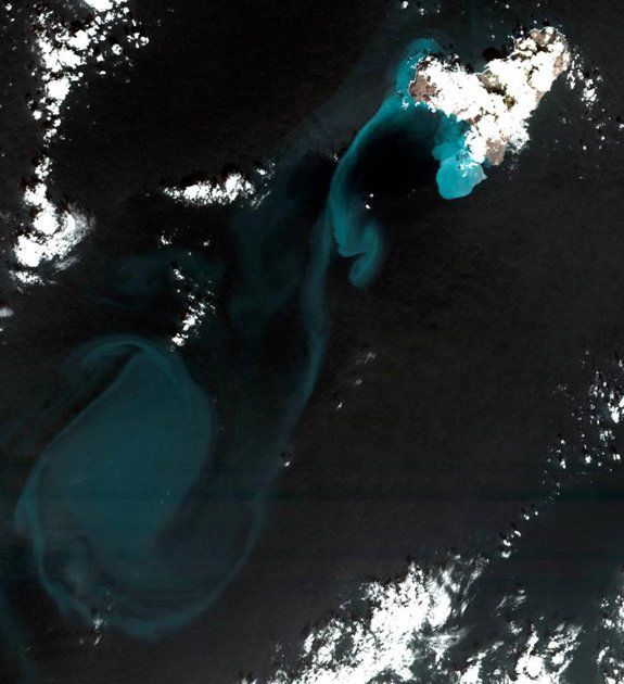 Fotografía facilitada por Elecnor, entidad responsable del satélite Deimos-1, de una imagen tomada por Deimos-1 el pasado 5 de noviembre, que muestra cómo la mancha causada por la erupción volcánica submarina de El Hierro se estaba reduciendo por "desplazamiento a mar abierto". EFE