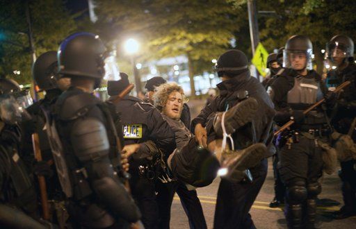 Un manifestante es arrestado por elementos de la policía anti disturbios durante el desalojo de una calle del centro de Atlanta tras una marcha del movimiento Ocupemos Atlanta. Foto: AP/David Goldman