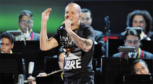 Calle 13 y la Orquesta Sinfónica de Venezuela en la entrega de los Grammys 2011