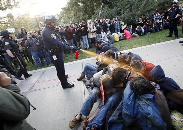 Policia rocia gas pimienta a estudiantes