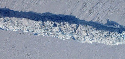 La imagen obtenida el 26 de octubre por la agencia espacial estadounidense NASA de la grieta que se extiende sobre el hielo en el glaciar Pine Island de la Antártida. Foto: AFP