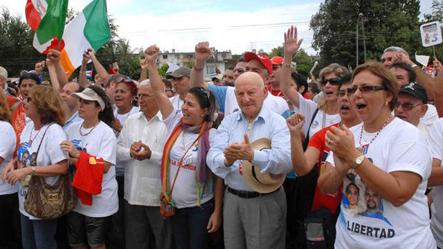 Delegados al coloquio internacional contra el terrorismo y por la liberacion de los 5 cubanos presos en carceles nortemaericanas en Boca de Sama Holguin. Foto: AIN