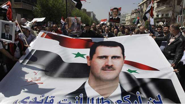Decenas de miles de manifestantes salieron a las calles de distintas ciudades de Siria para apoyar al régimen de Bashar al Assad y rechazar la resolución de la Liga Árabe de suspender la participación de su país en este organismo.