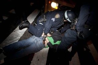 Un manifestante del movimiento de Ocupemos Wall Street es arrestado por la policía. Foto: AP/John Minchillo