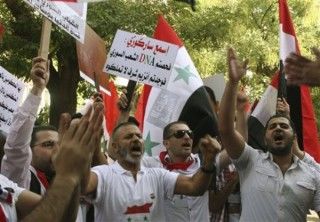 Miles de sirios protestan contra su suspesión en la Liga Árabe