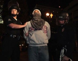 Un activista del movimiento Ocupa Los Angeles es detenido por la polícia. Foto: AFP