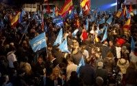 Seguidores del Partido Popular ondean banderas mientras esperan los resultados de las elecciones generales en Madrid, España, el domingo 20 de noviembre, 2011. Foto: AP