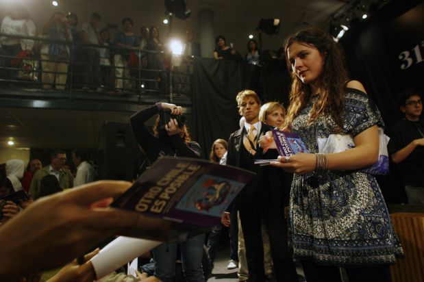 La Presidenta de la FECh, Camila Vallejo, firmó algunos ejemplares en el lanzamiento del libro “Otro Chile es posible”, en la 34° feria del Internacional libro, que se realiza en la Estación Mapocho. Foto: UCI