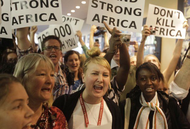 Manifestantes gritan durante una protesta dentro del edificio en el que se realiza la conferencia climática de la ONU en la ciudad de Durban, Sudáfrica. Foto: AP/Schalk van Zuydam