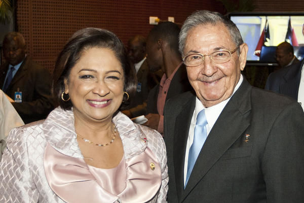 El General de Ejército Raúl Castro Ruz, presidente de los Consejos de Estado y de Ministros de Cuba, junto a la primera ministra de Trinidad y Tobago, Kamla Persad-Bissessa