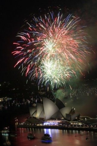Fuegos artificales estallan sobre la Csa de la Ópera en Sydney, Australia, para saludar el arribo del Año Nuevo, el sábado, 31 de diciembre del 2011. Foto: AP/Rick Rycroft