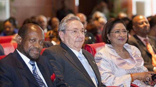 El General de Ejército Raúl Castro Ruz, junto a la primera ministra de Trinidad y Tobago, Kamla Persad-Bissessa,y el primer ministro de Saint Kitts y Nevis y presidente de CARICOM, Denzil Douglas, durante la IV Cumbre CARICOM-CUBA. Foto: AIN/AFP 