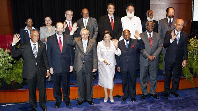 Foto oficial de la IV Cumbre CARICOM-CUBA, que se celebra en la Academia Nacional de las Artes Escénicas, en Puerto España, Trinidad y Tobago, el 8 de diciembre de 2011. Foto: AIN/AFP