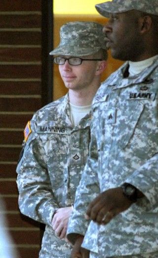 El soldado del Ejército, Bradley Manning (izquierda), es escoltado a su salida de una cote en Fort Meade, Maryland, el viernes 16 de diciembre del 2011. Foto: AP/Cliff Owen 