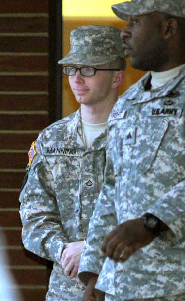 El soldado del Ejército, Bradley Manning (izquierda), es escoltado a su salida de una cote en Fort Meade, Maryland, el viernes 16 de diciembre del 2011. Foto: AP/Cliff Owen